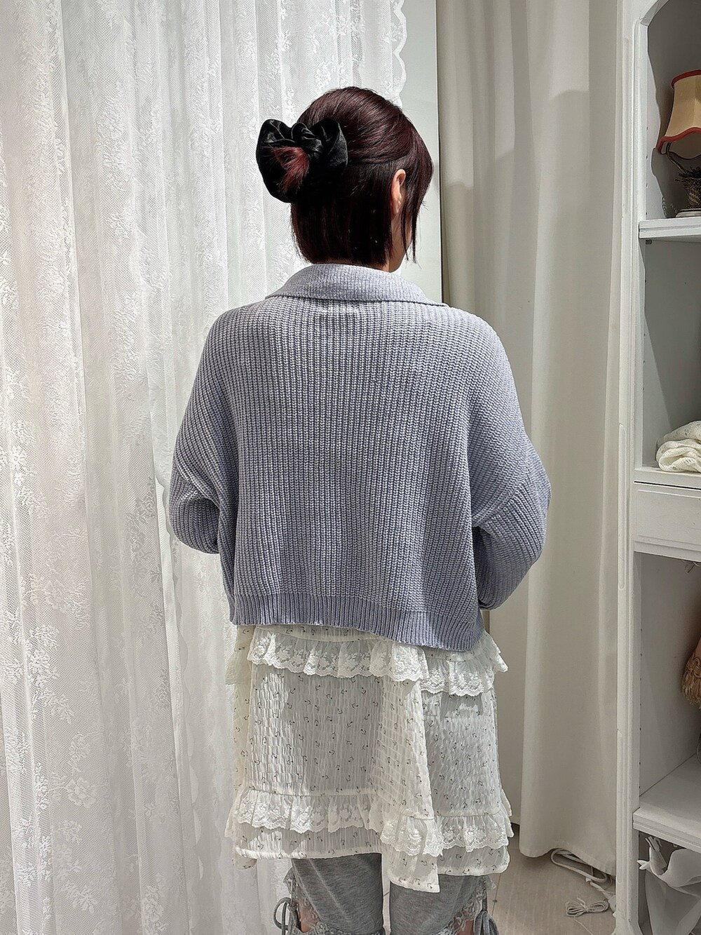 ブルー系のカーディガン/ボレロ、ホワイト系のチュニック、その他のハンドバッグを着用したレディースの夏コーディネートの4枚目の写真