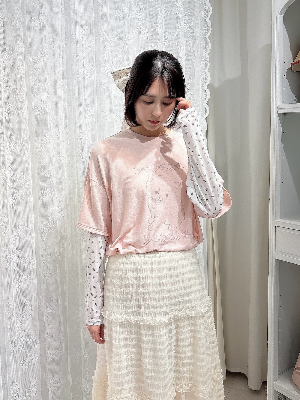 ピンク系のTシャツ/カットソー、ホワイト系のスカート、ピンク系のローファーを着用したレディースの夏コーディネートの3枚目の写真