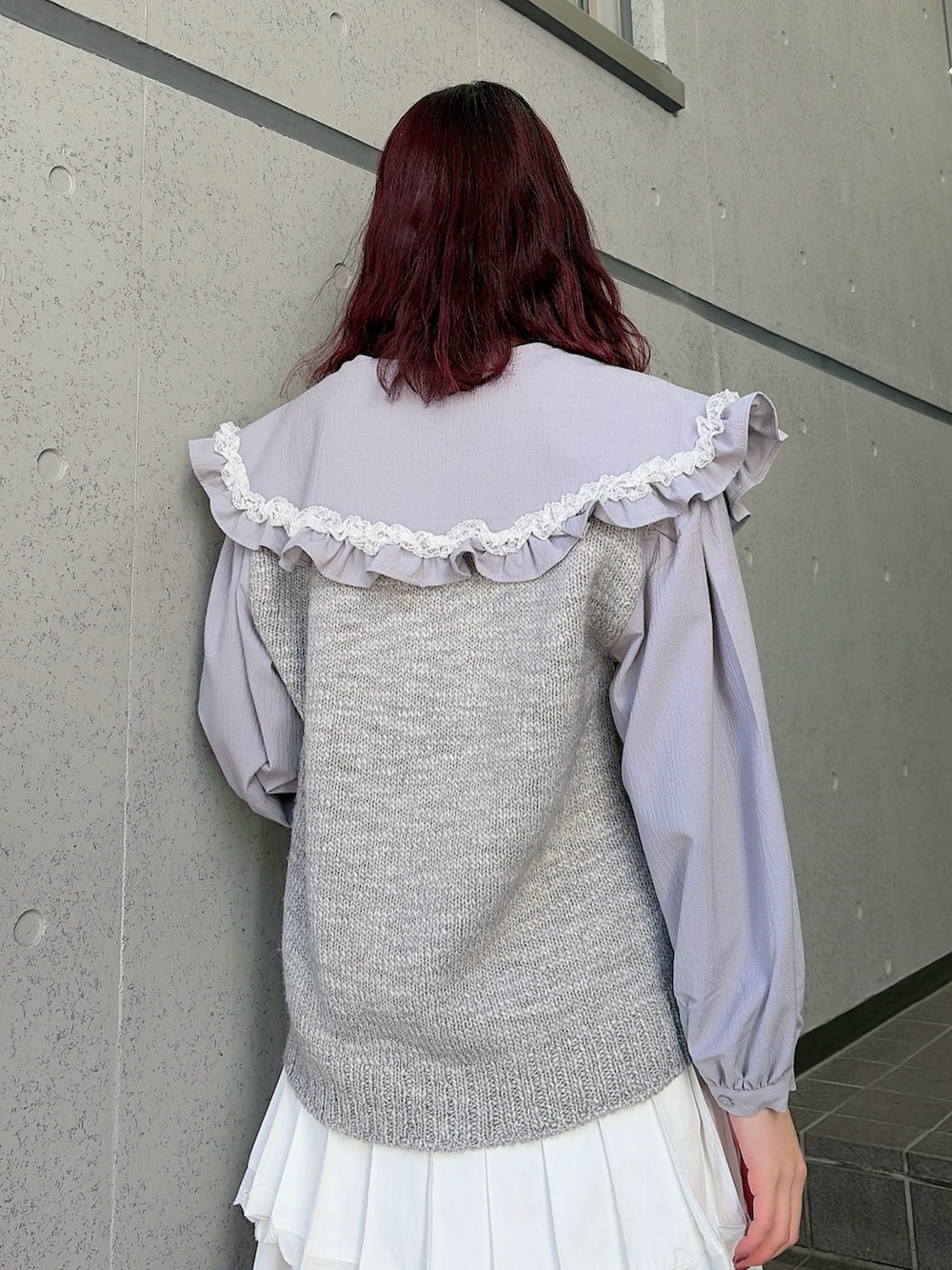 グレー系のシャツ/ブラウス、ホワイト系のスカート、ホワイト系のスニーカーを着用したレディースの冬コーディネートの4枚目の写真