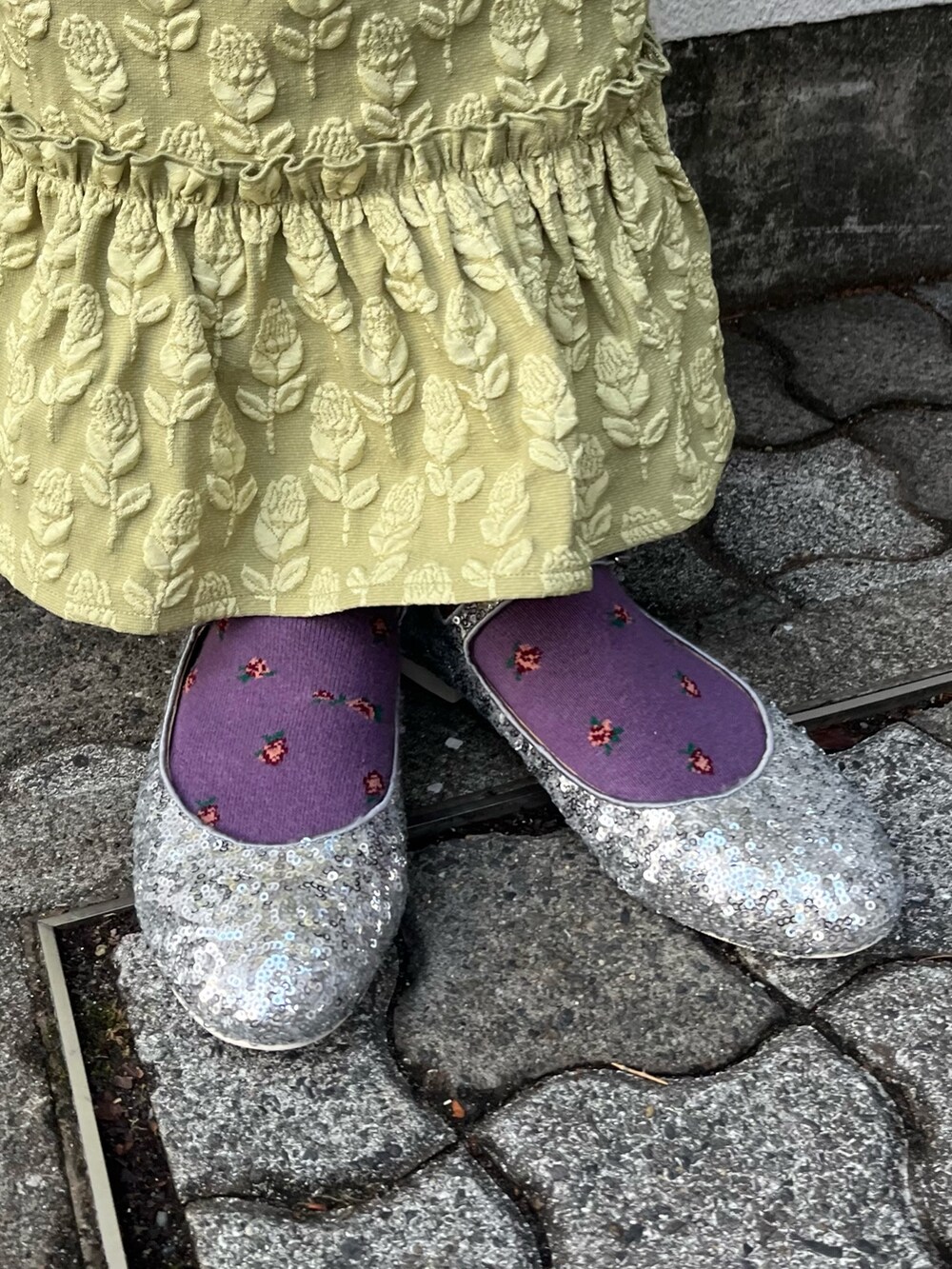 イエロー系のスカート、シルバー系のパンプス、グレー系のスウェットを着用したレディースの冬コーディネートの3枚目の写真