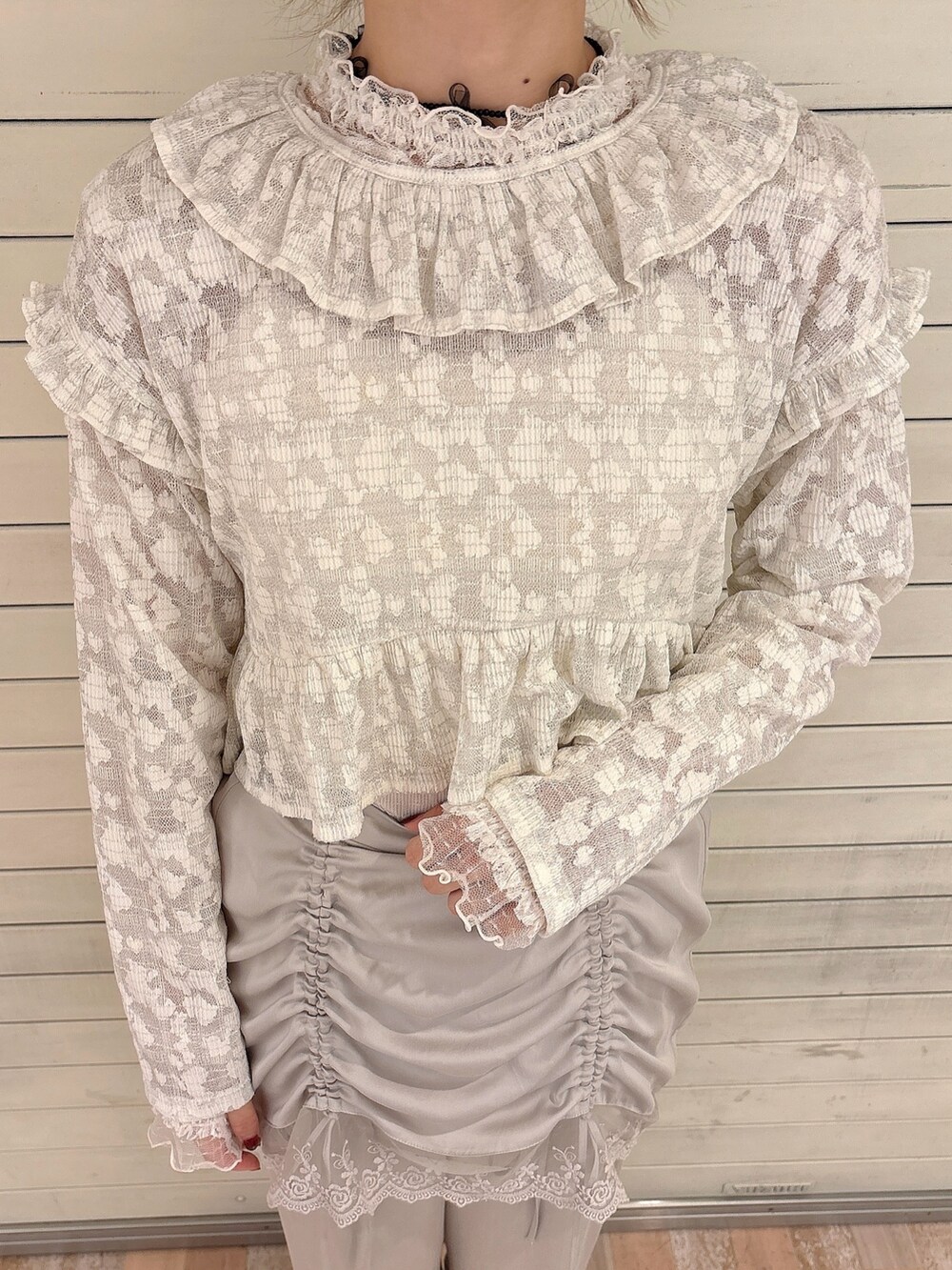 グレー系のスラックス、ホワイト系のローファー、ホワイト系のTシャツ/カットソーを着用したレディースの夏コーディネートの5枚目の写真