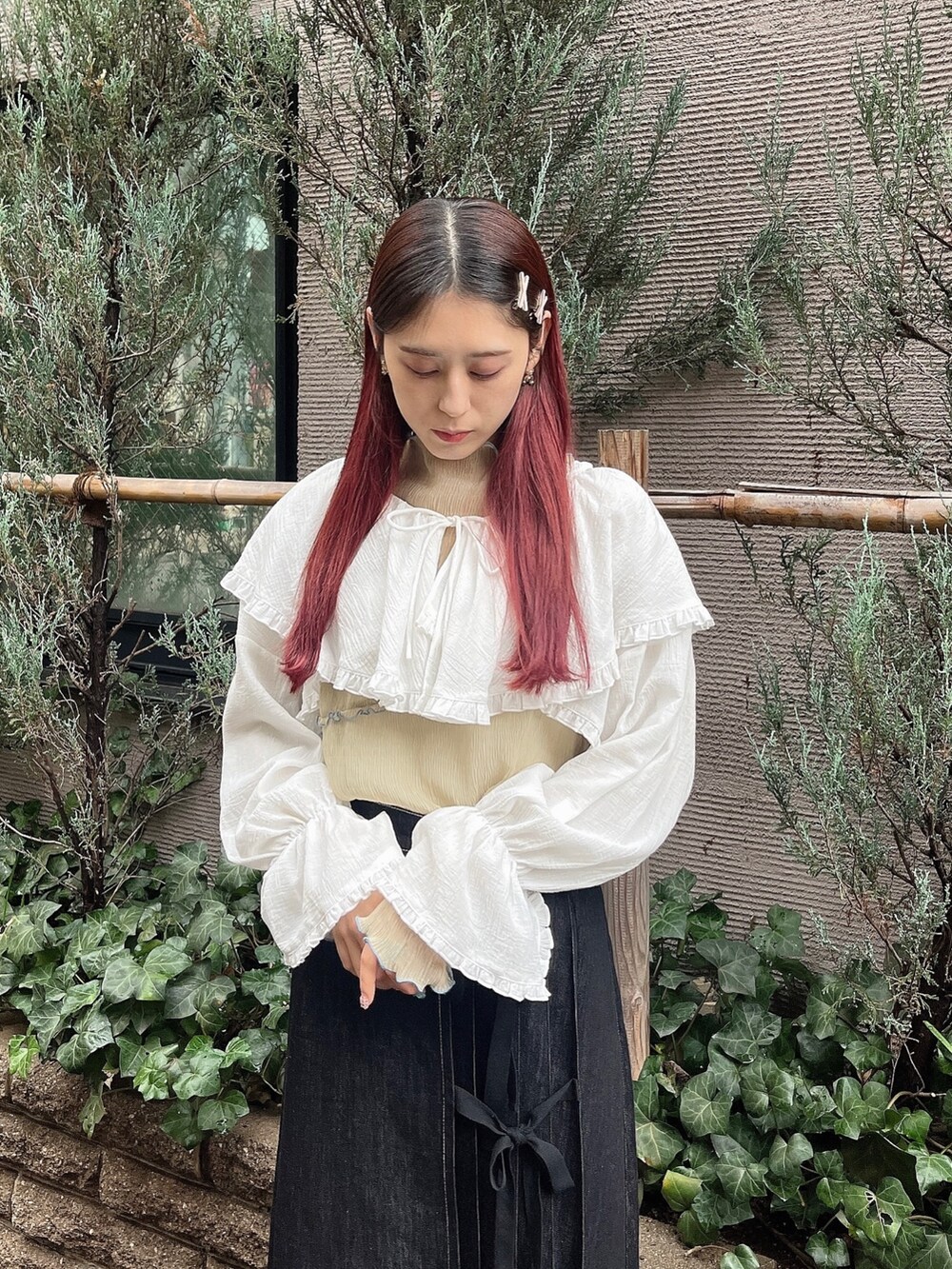 ブラック系のサンダル、ブラック系のデニムスカート、ホワイト系のシャツ/ブラウスを着用したレディースの春コーディネートの2枚目の写真