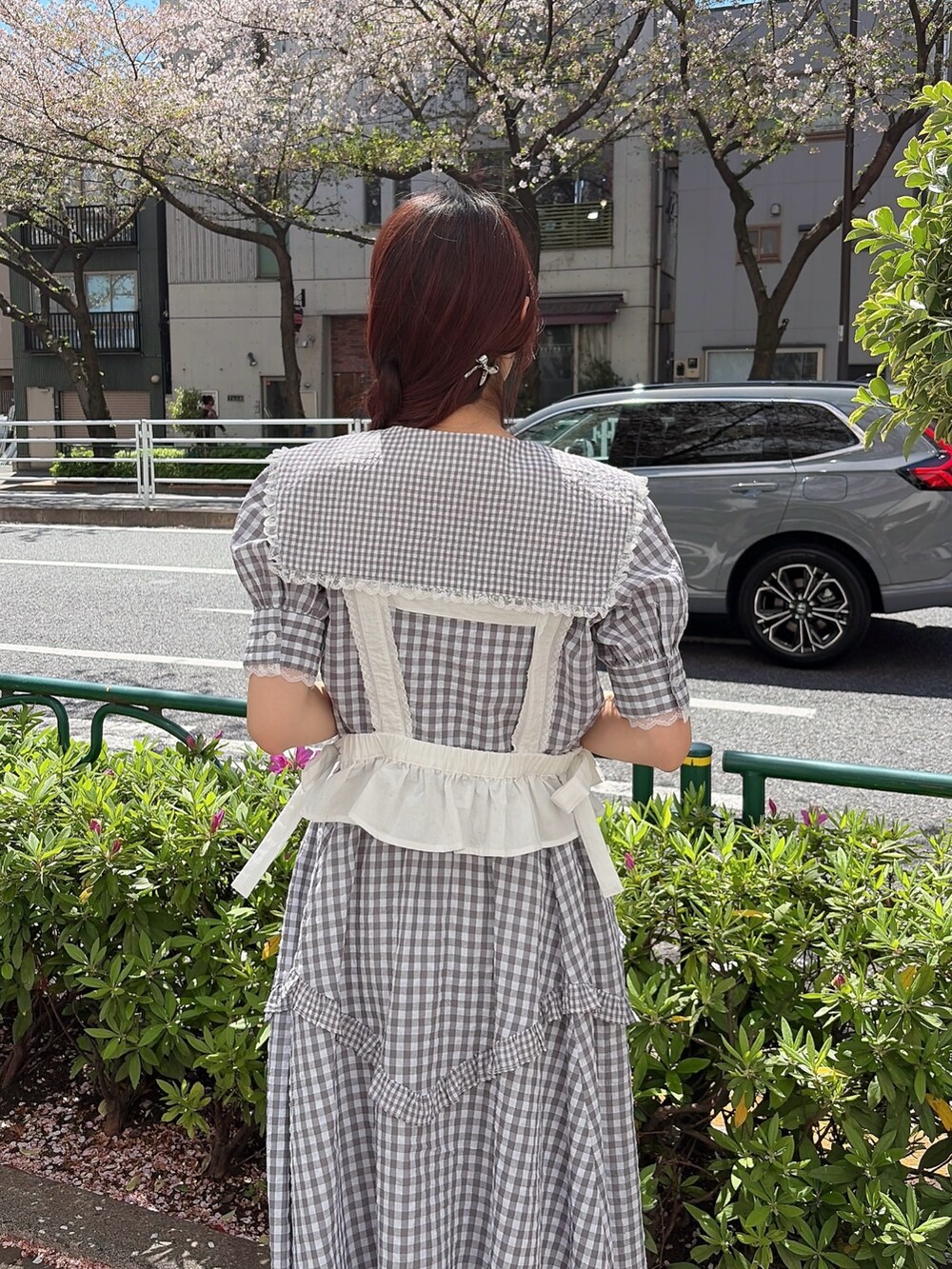 グレー系のシャツ/ブラウス、グレー系のスカート、ホワイト系のシャツ/ブラウスを着用したレディースの春コーディネートの4枚目の写真