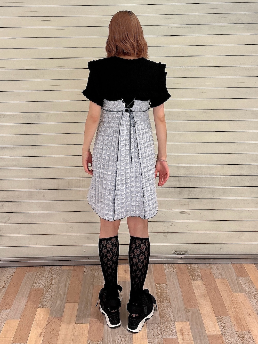 ブルー系のワンピース、ブラック系のシャツ/ブラウス、ブラック系のサンダルを着用したレディースの夏コーディネートの2枚目の写真