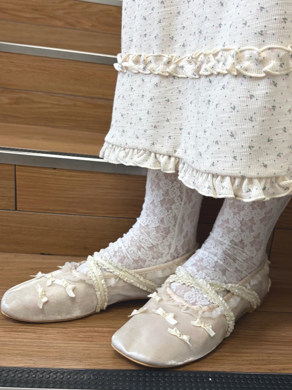ピンク系のワンピース、ホワイト系のキャミソール、ホワイト系のバレエシューズを着用したレディースの夏コーディネートの7枚目の写真