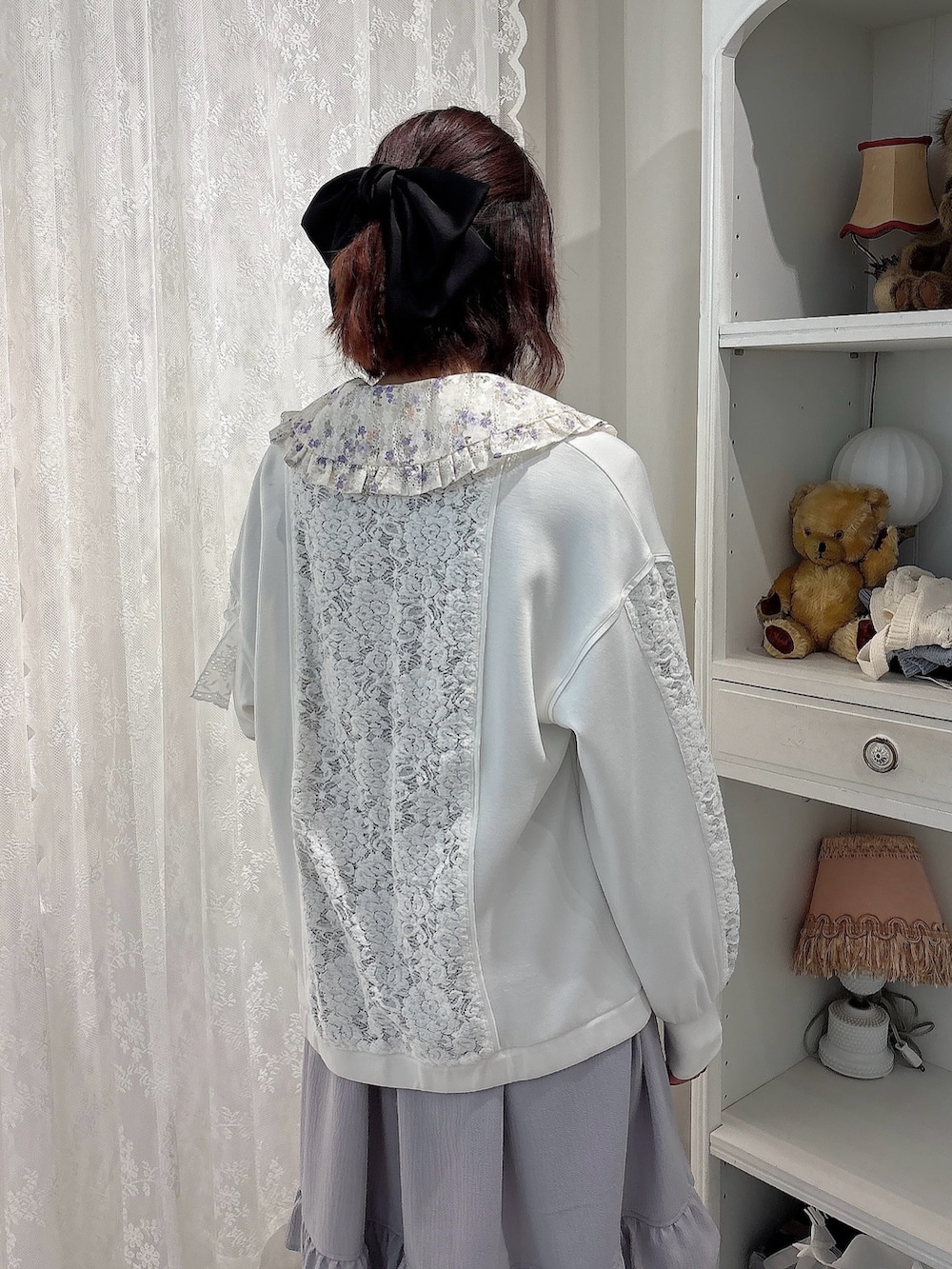 ホワイト系のジャージ、パープル系のワンピース、ホワイト系のスニーカーを着用したレディースの夏コーディネートの4枚目の写真