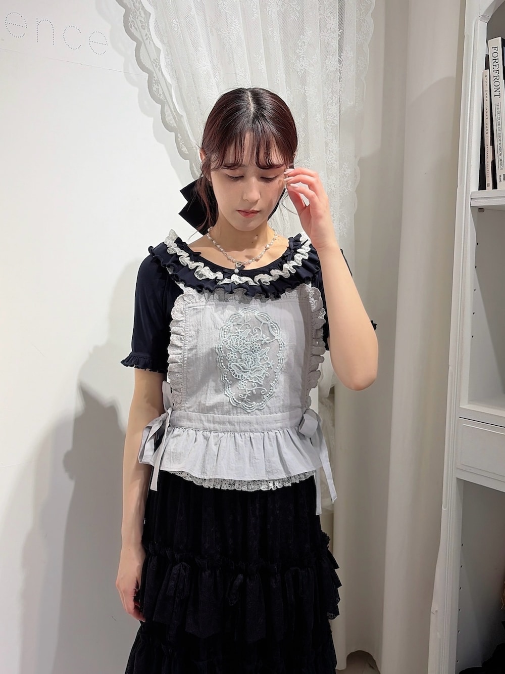 ブルー系のTシャツ/カットソー、ブルー系のシャツ/ブラウス、ブラック系のスカートを着用したレディースの春コーディネートの3枚目の写真