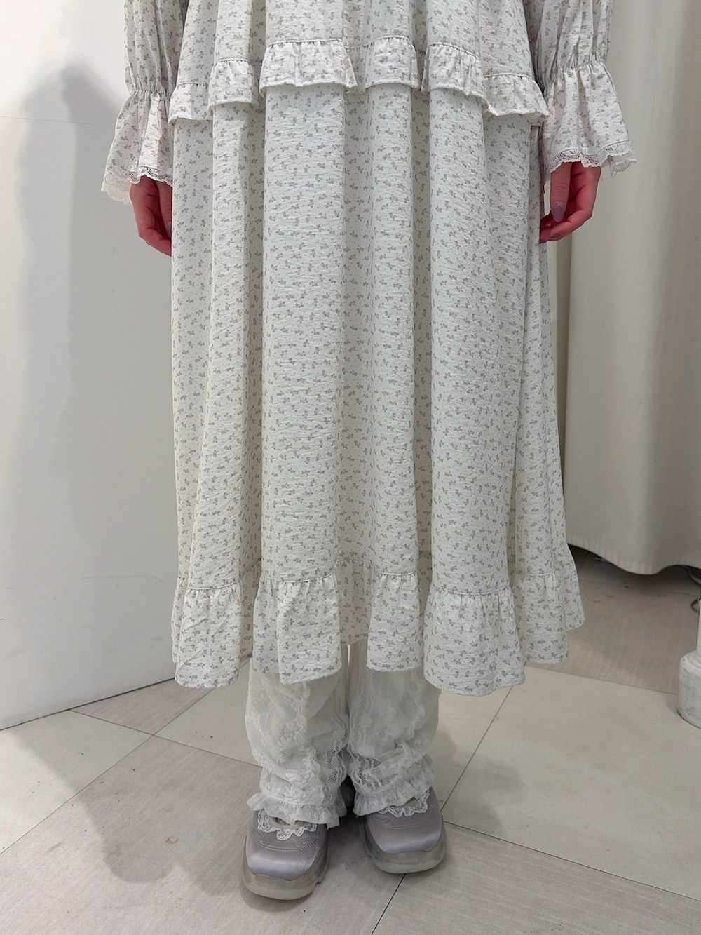 ホワイト系のベスト、ホワイト系のワンピース、ホワイト系のその他パンツを着用したレディースの冬コーディネートの6枚目の写真