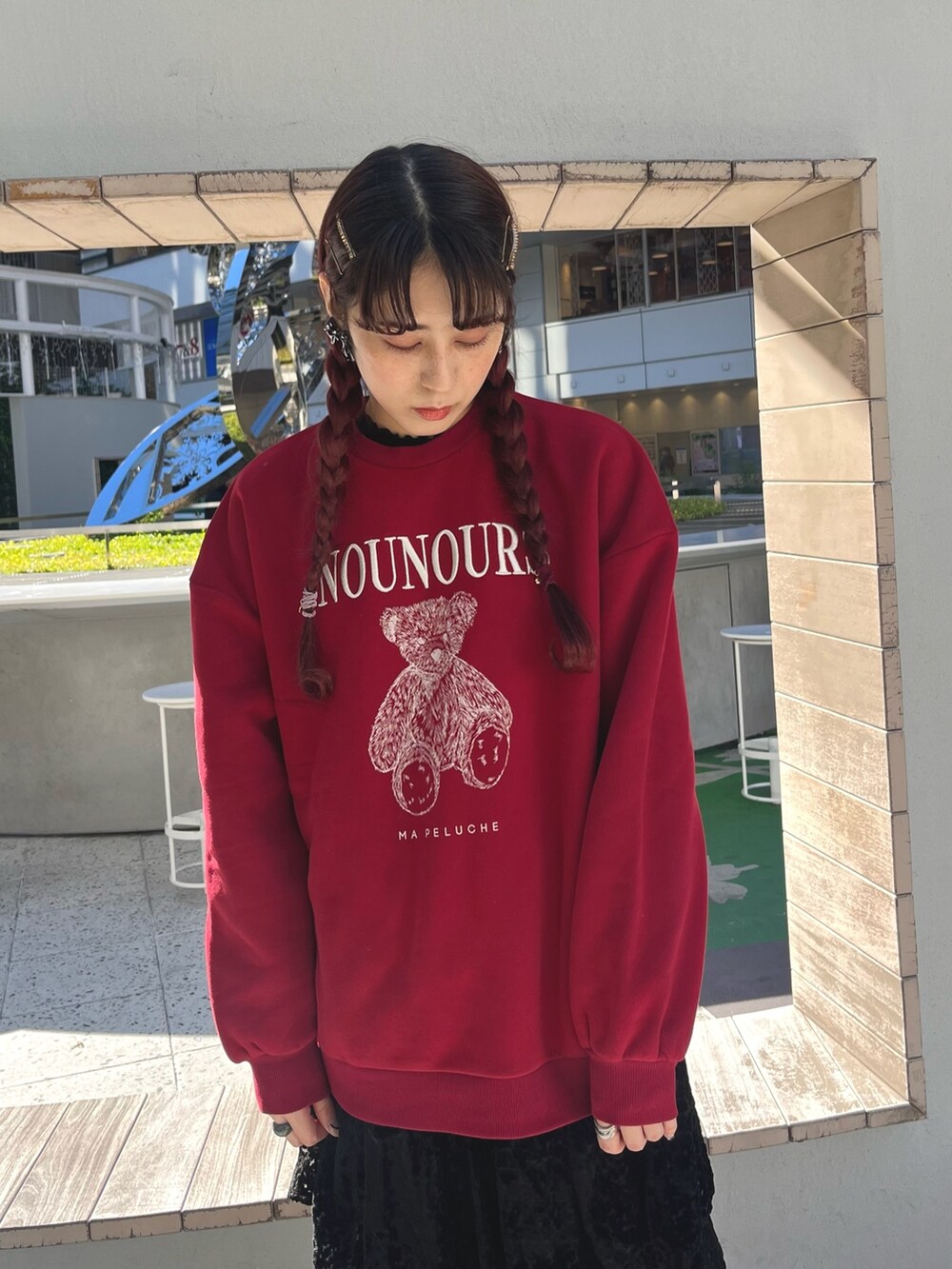 ベージュ系のブーツ、レッド系のスウェット、ブラック系のスカートを着用したレディースの冬コーディネートの4枚目の写真