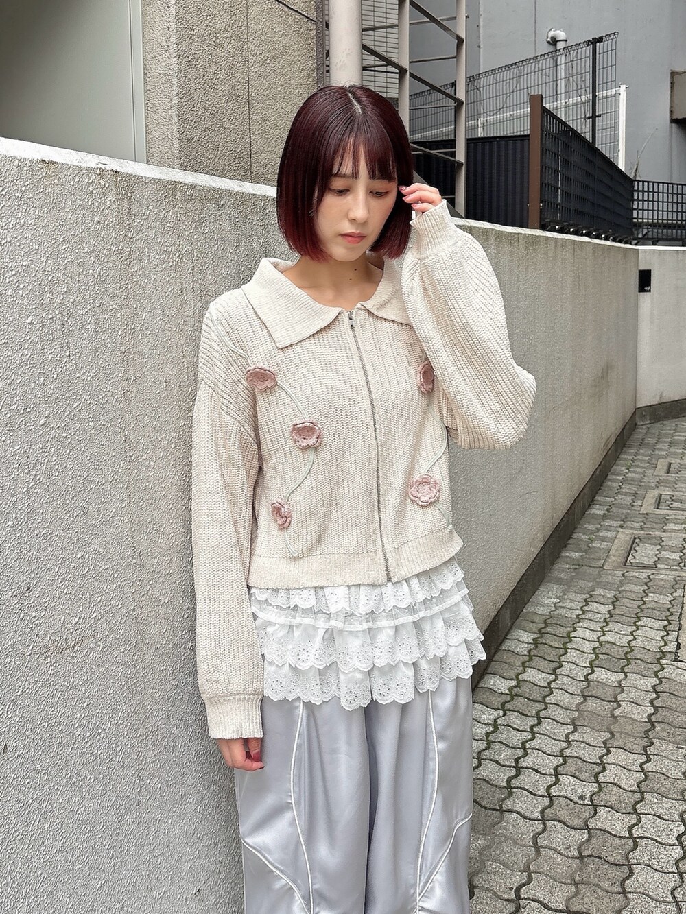 ホワイト系のカーディガン/ボレロ、ブルー系のその他パンツ、ブルー系のスニーカーを着用したレディースの夏コーディネートの3枚目の写真