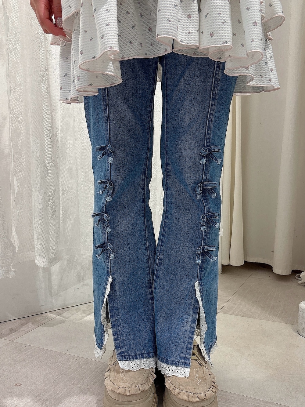 ピンク系のTシャツ/カットソー、ピンク系のワンピース、ホワイト系のショルダーバッグを着用したレディースの夏コーディネートの7枚目の写真