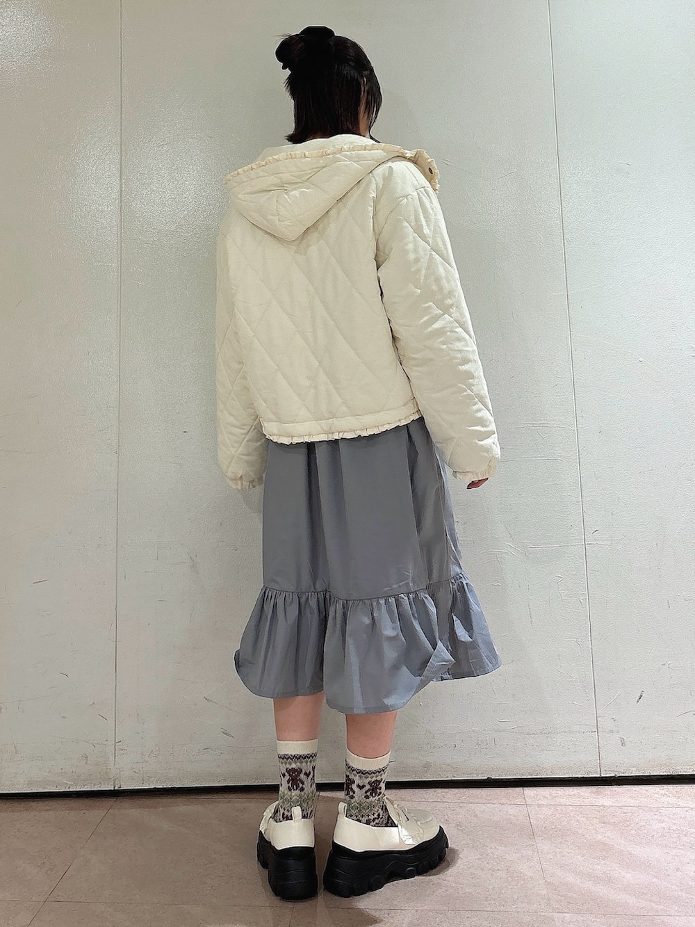 ホワイト系のダウンジャケット/コート、ホワイト系のカーディガン/ボレロ、グレー系のワンピースを着用したレディースの秋コーディネートの2枚目の写真