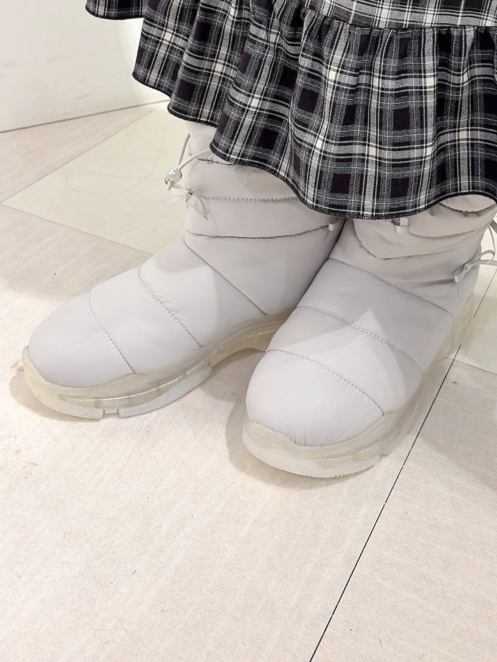 グレー系のシャツ/ブラウス、ブラック系のワンピース、ホワイト系のショルダーバッグを着用したレディースの夏コーディネートの9枚目の写真