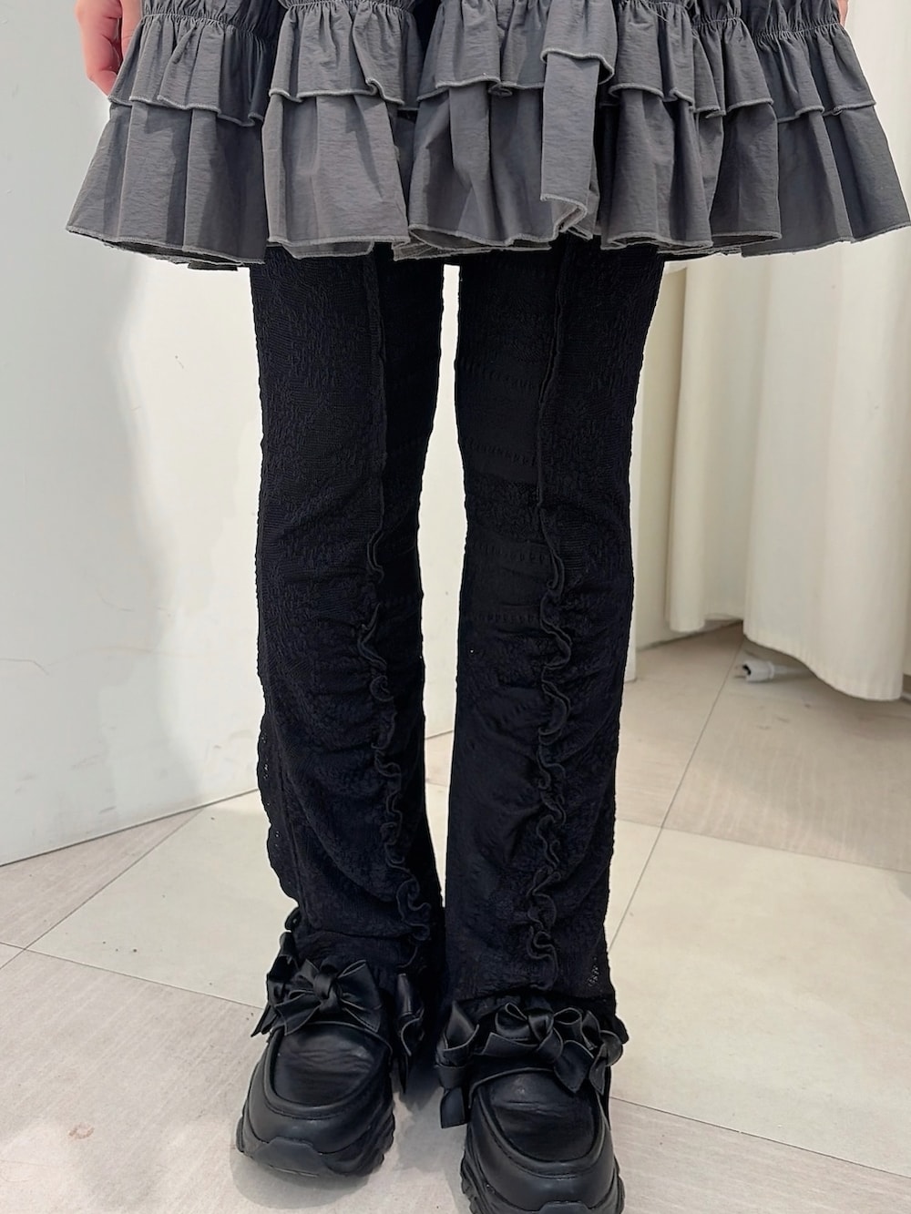 ベージュ系のシャツ/ブラウス、グレー系のワンピース、ブラック系のその他パンツを着用したレディースの冬コーディネートの6枚目の写真