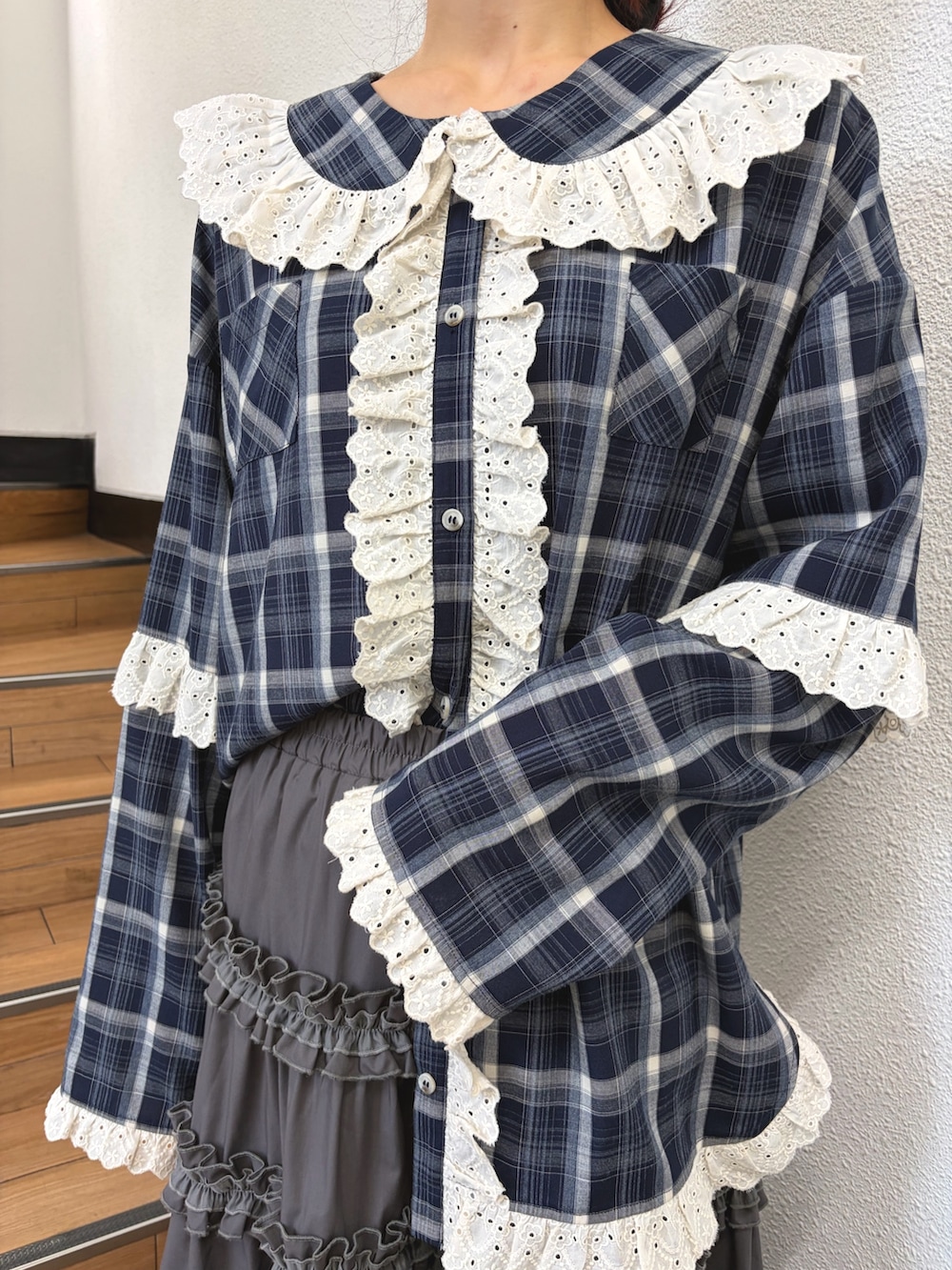 ブルー系のシャツ/ブラウス、グレー系のスカート、ブラック系のスニーカーを着用したレディースの夏コーディネートの5枚目の写真