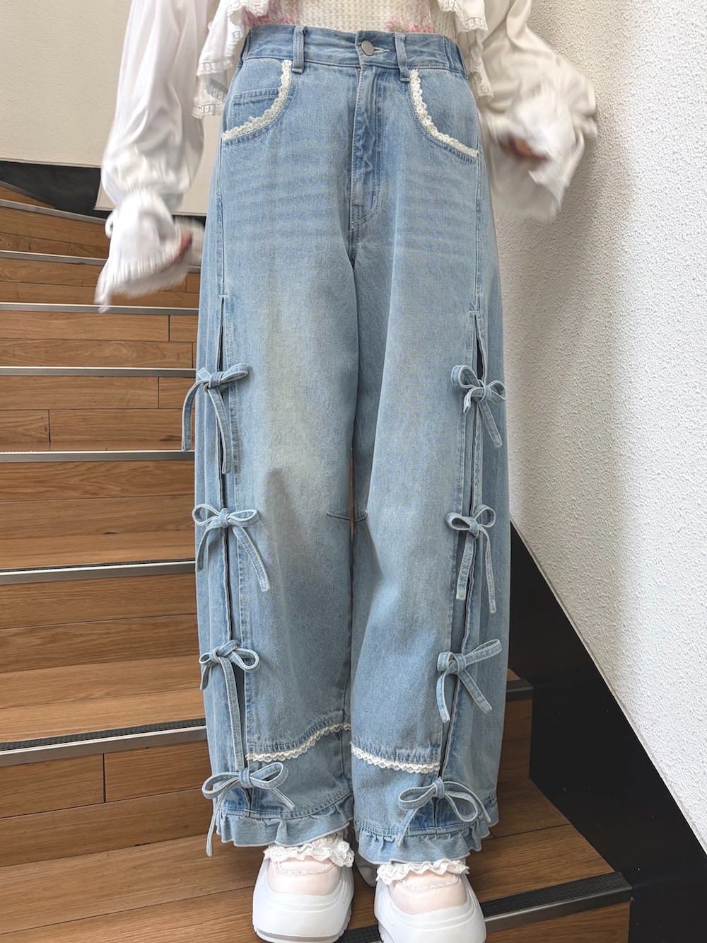 ブルー系のデニムパンツ、ピンク系のスニーカー、ピンク系のTシャツ/カットソーを着用したレディースの夏コーディネートの6枚目の写真