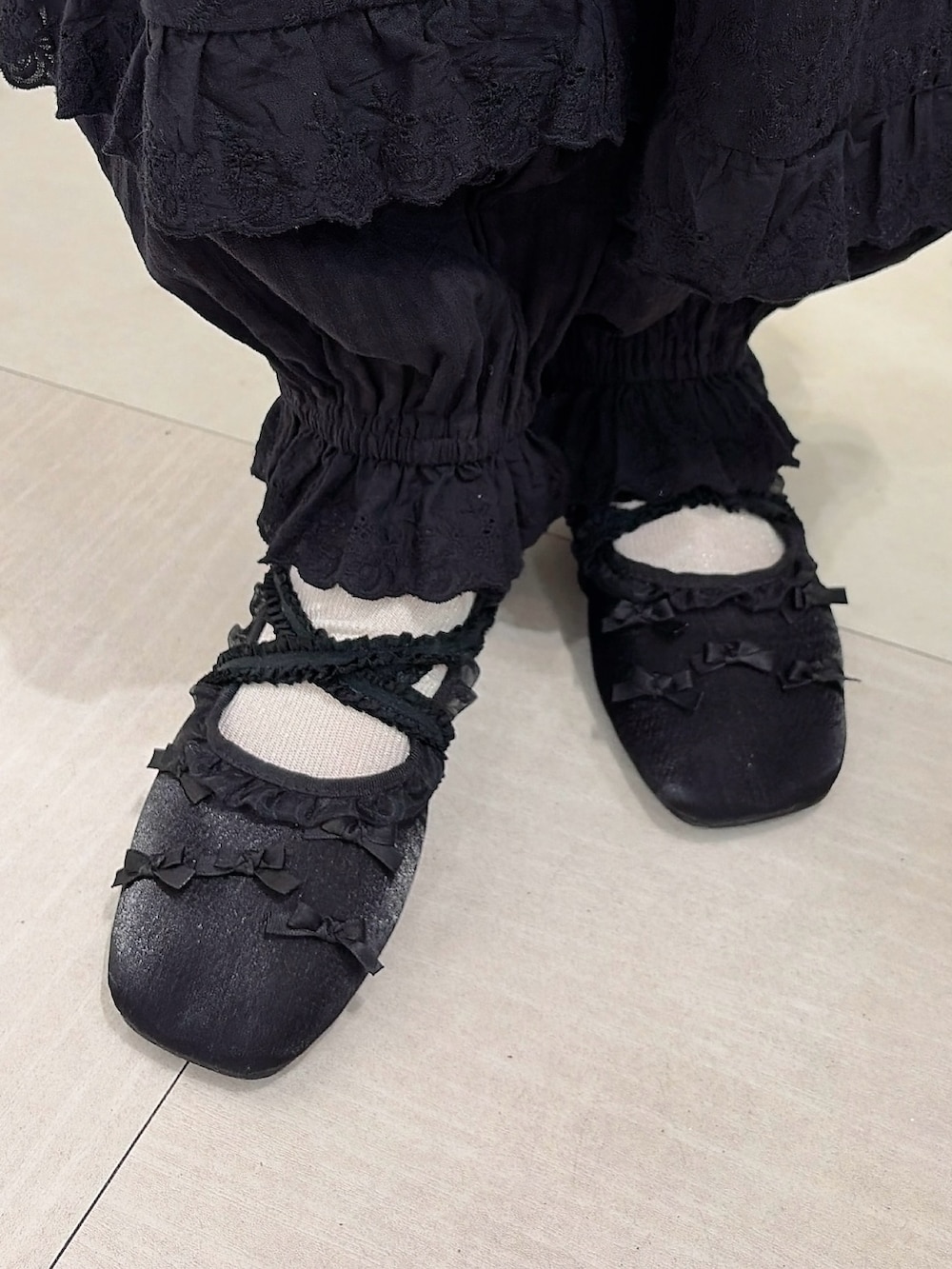 ブルー系のシャツ/ブラウス、ブラック系のスカート、ブラック系のその他パンツを着用したレディースの春コーディネートの7枚目の写真