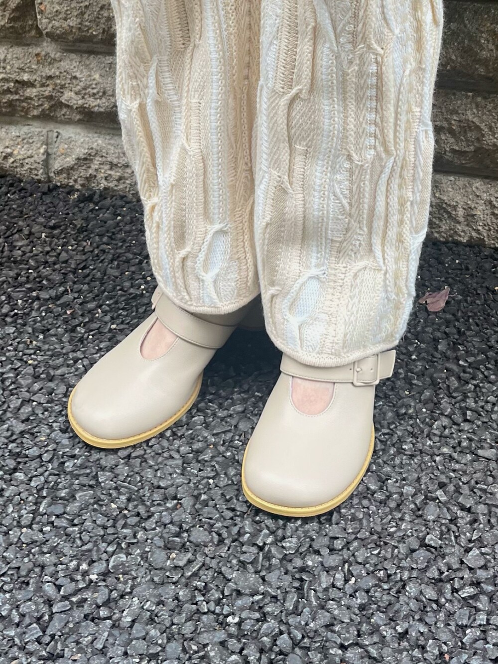 ホワイト系のその他パンツ、ベージュ系のブーツ、ホワイト系のカーディガン/ボレロを着用したレディースの秋コーディネートの3枚目の写真