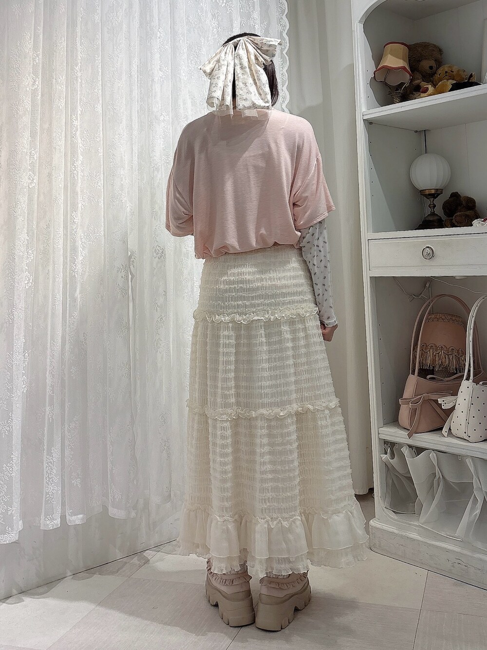 ピンク系のTシャツ/カットソー、ホワイト系のスカート、ピンク系のローファーを着用したレディースの夏コーディネートの2枚目の写真