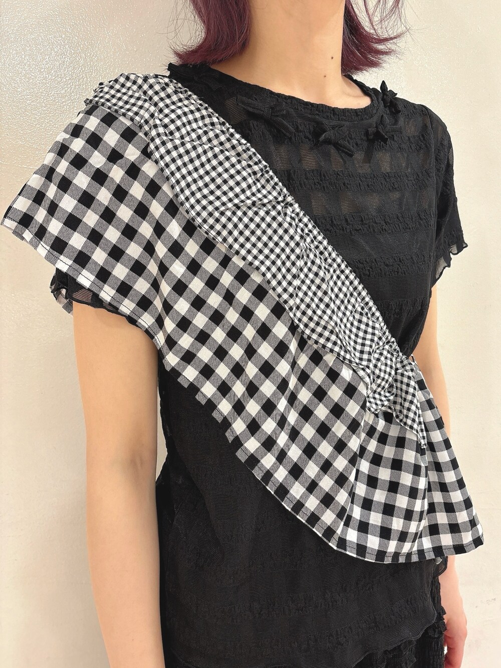 ブラック系のスカート、ブラック系のTシャツ/カットソー、ゴールド系のバレエシューズを着用したレディースの春コーディネートの5枚目の写真