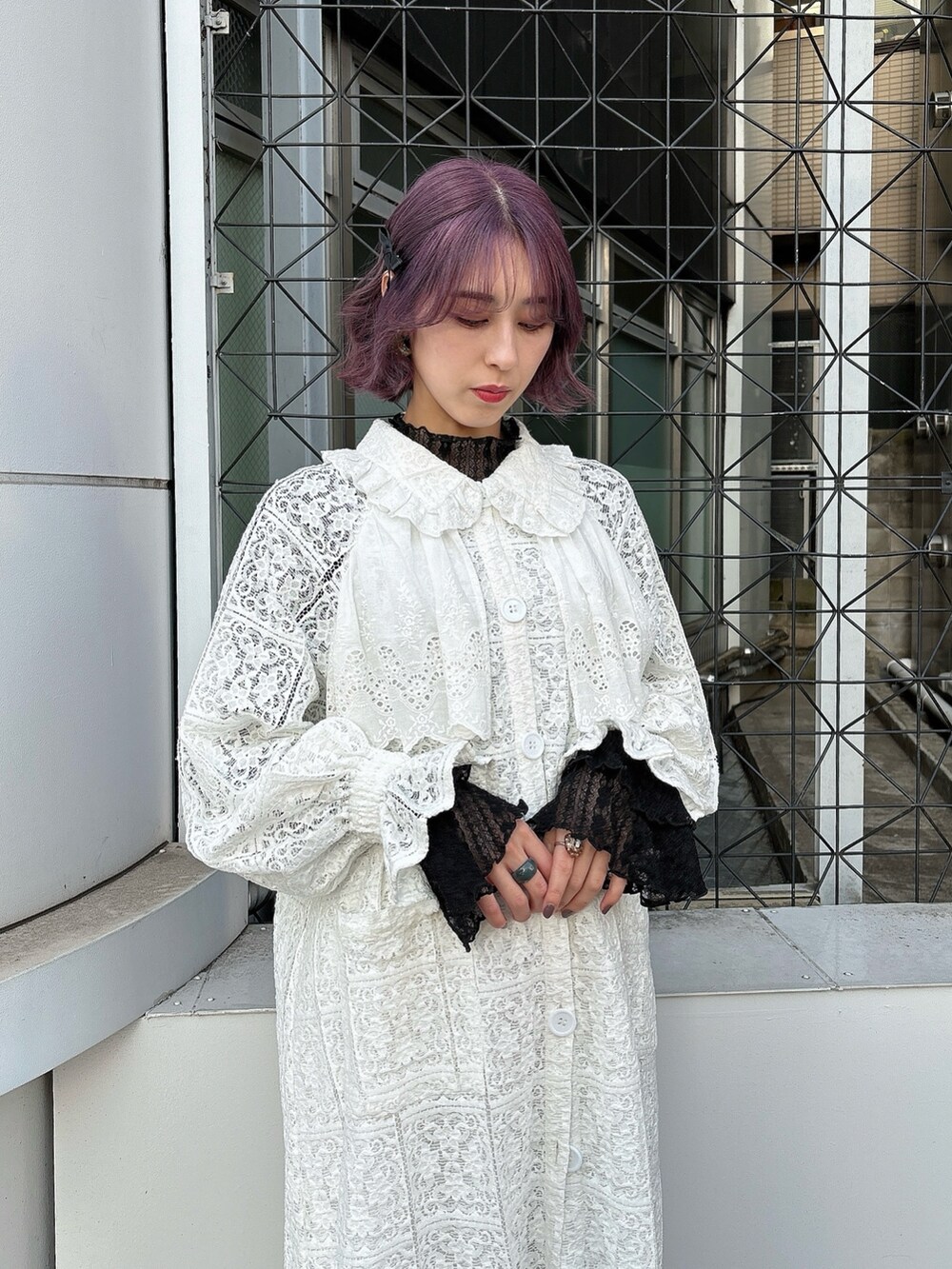 ホワイト系のトレンチコート、ブラック系のTシャツ/カットソー、レッド系のスウェットパンツを着用したレディースの春コーディネートの3枚目の写真
