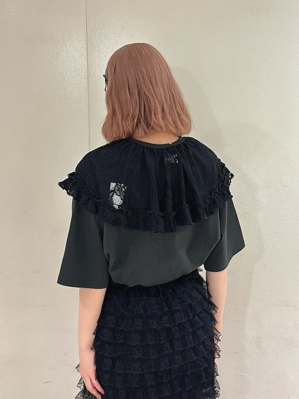 ブラック系のスカート、ブラック系のスウェットパンツ、ブラック系のサンダルを着用したレディースの夏コーディネートの3枚目の写真