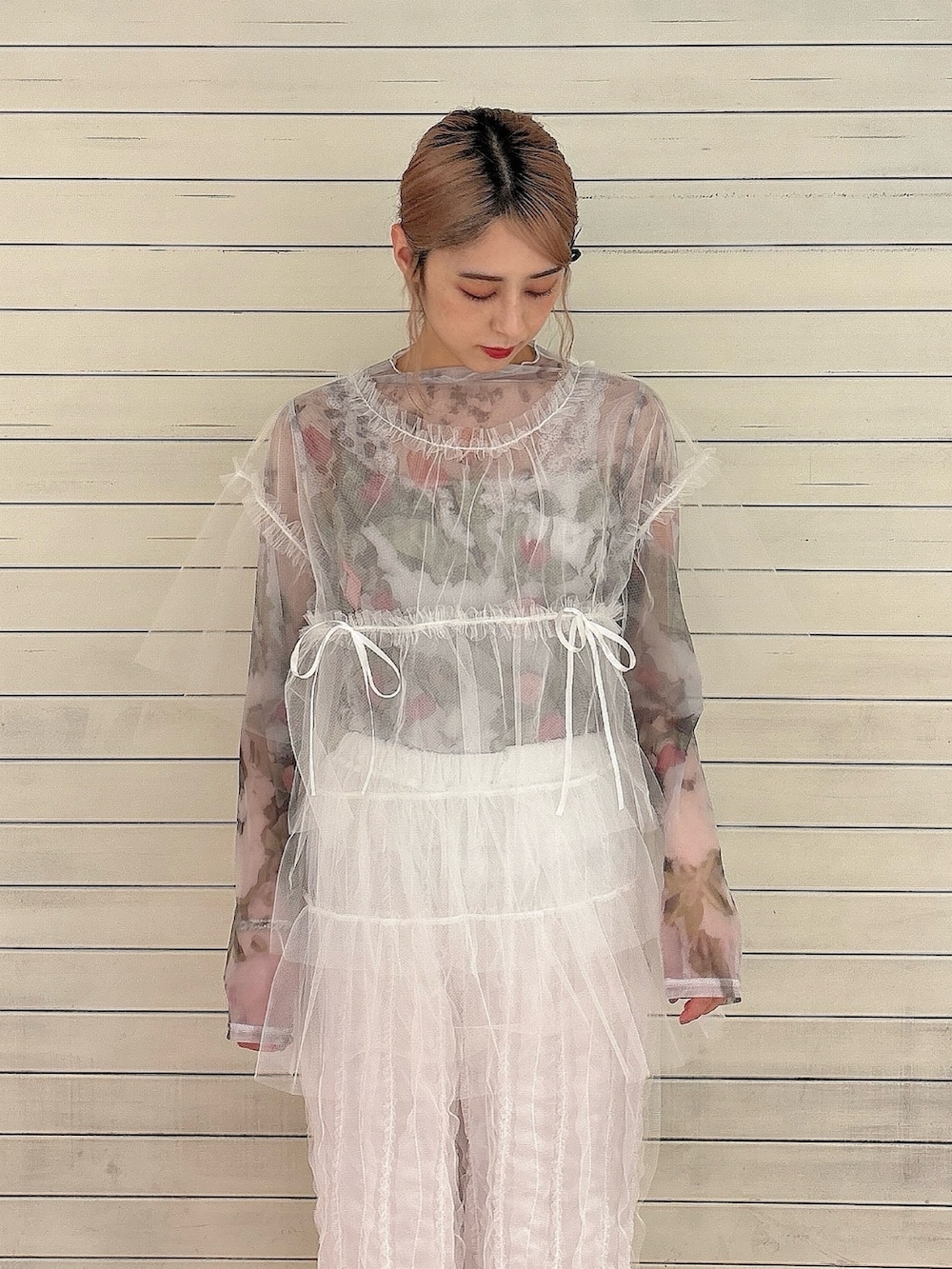 ホワイト系のTシャツ/カットソー、ホワイト系のTシャツ/カットソー、ホワイト系のカーゴパンツを着用したレディースの夏コーディネートの3枚目の写真