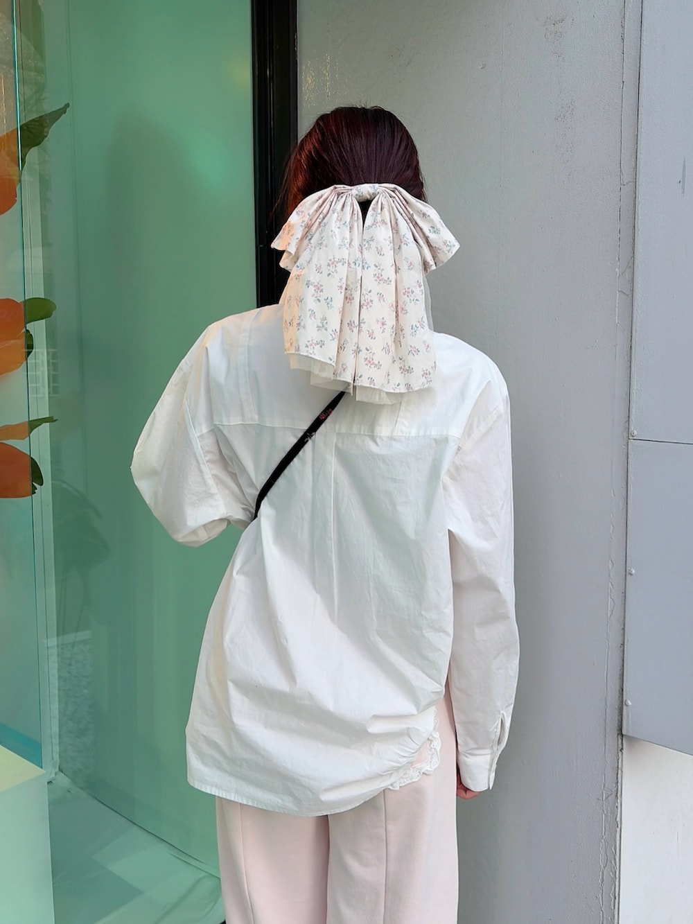 ホワイト系のシャツ/ブラウス、ピンク系のスウェットパンツ、ホワイト系のバレエシューズを着用したレディースの冬コーディネートの4枚目の写真