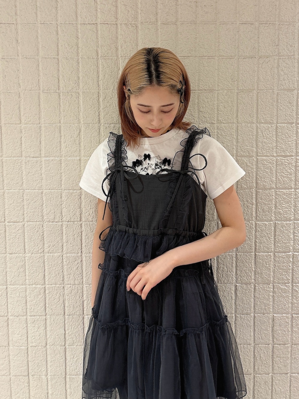 グレー系のワンピース、ブラック系のスウェットパンツ、シルバー系のバレエシューズを着用したレディースの夏コーディネートの3枚目の写真