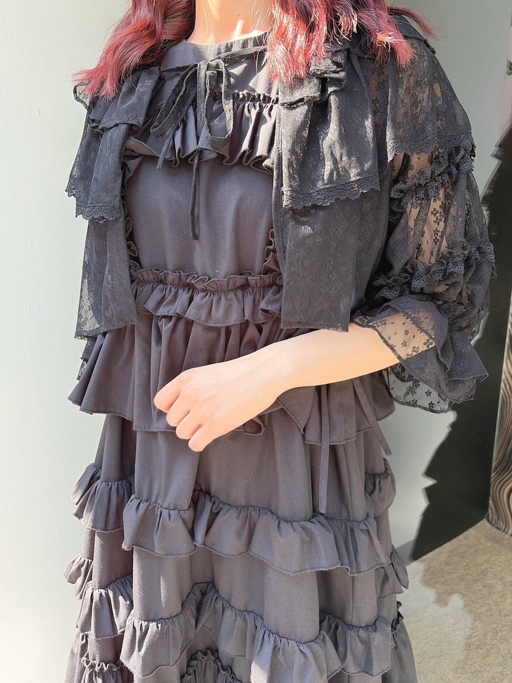 ブラック系のワンピース、ブラック系のカーディガン/ボレロ、ブラック系のバレエシューズを着用したレディースの春コーディネートの5枚目の写真