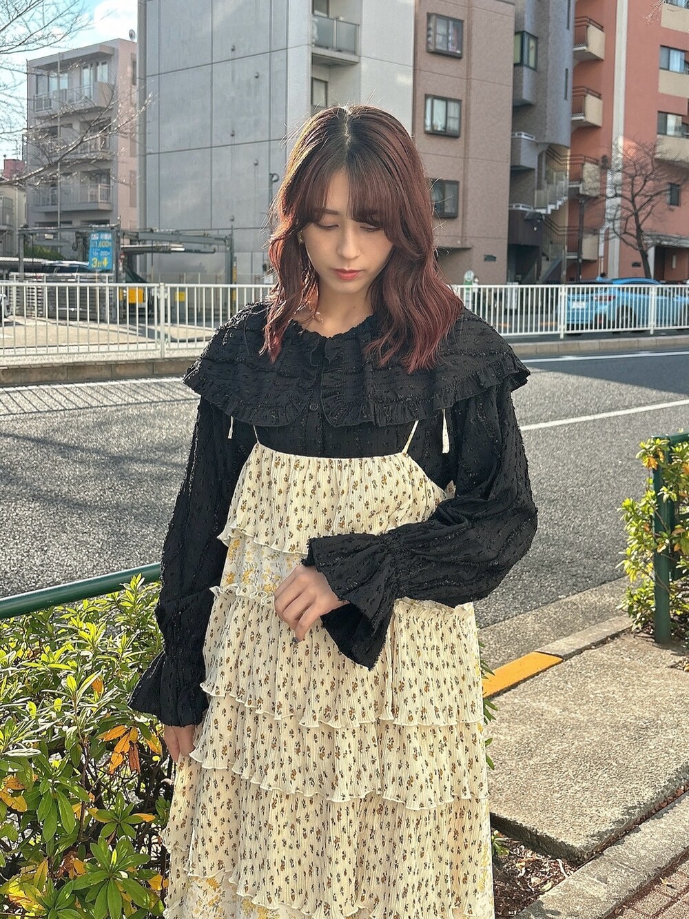 ブラック系のシャツ/ブラウス、その他のワンピース、ブラック系のパンプスを着用したレディースの冬コーディネートの3枚目の写真