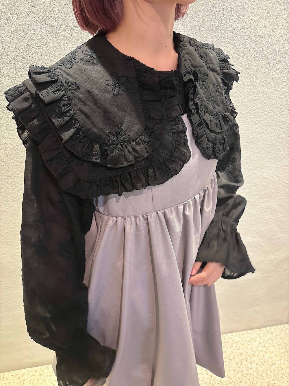 グレー系のワンピース、ブラック系のショルダーバッグ、ブラック系のシャツ/ブラウスを着用したレディースの春コーディネートの5枚目の写真