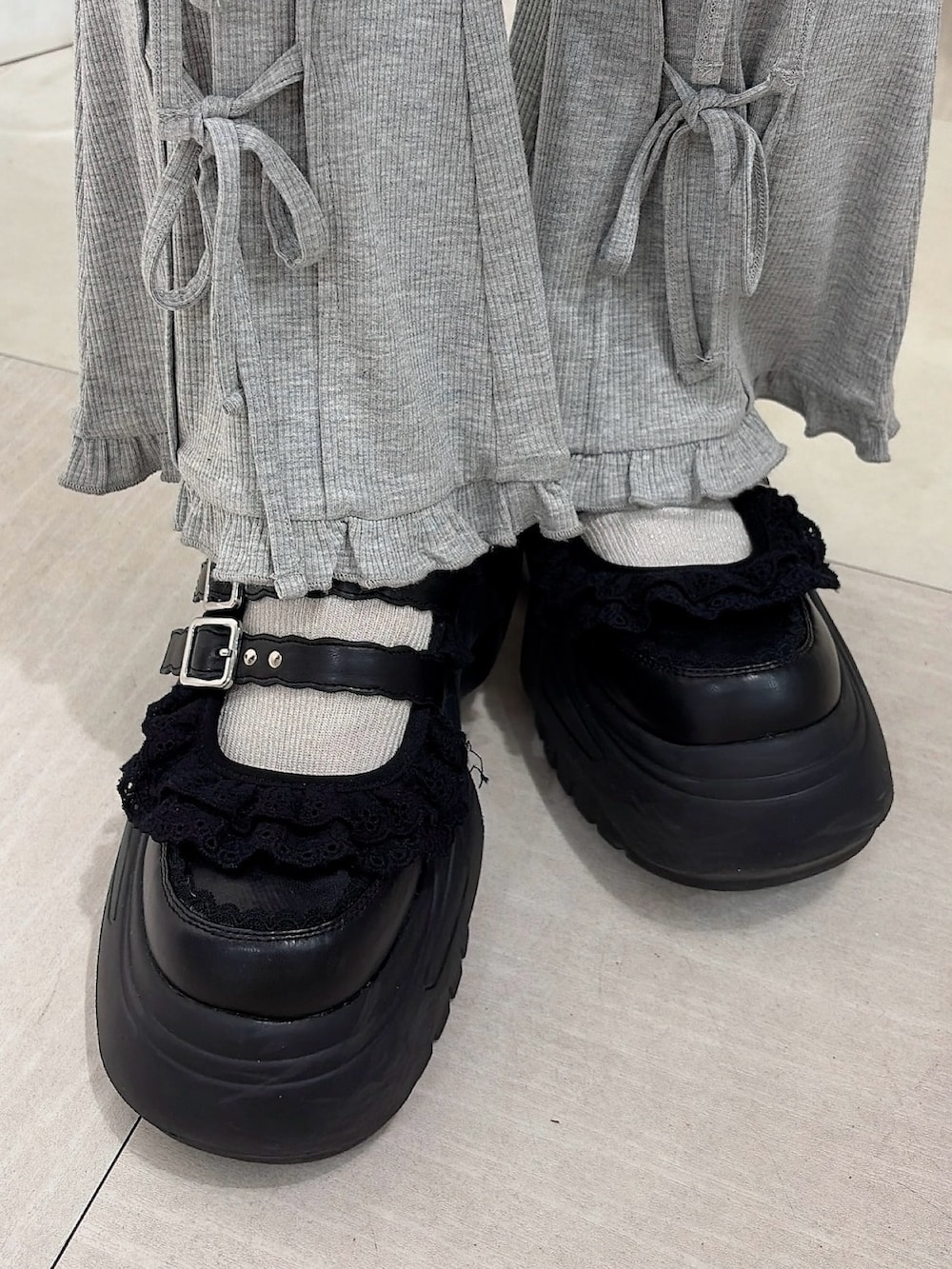 ブラック系のTシャツ/カットソー、ブラック系のワンピース、グレー系のその他パンツを着用したレディースの春コーディネートの7枚目の写真