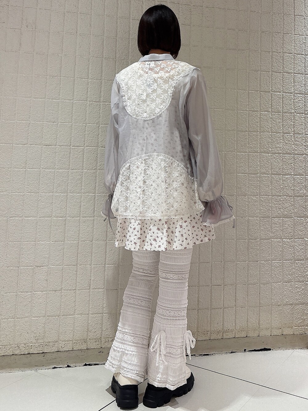 ホワイト系のワンピース、ホワイト系のその他パンツ、ホワイト系のローファーを着用したレディースの冬コーディネートの2枚目の写真