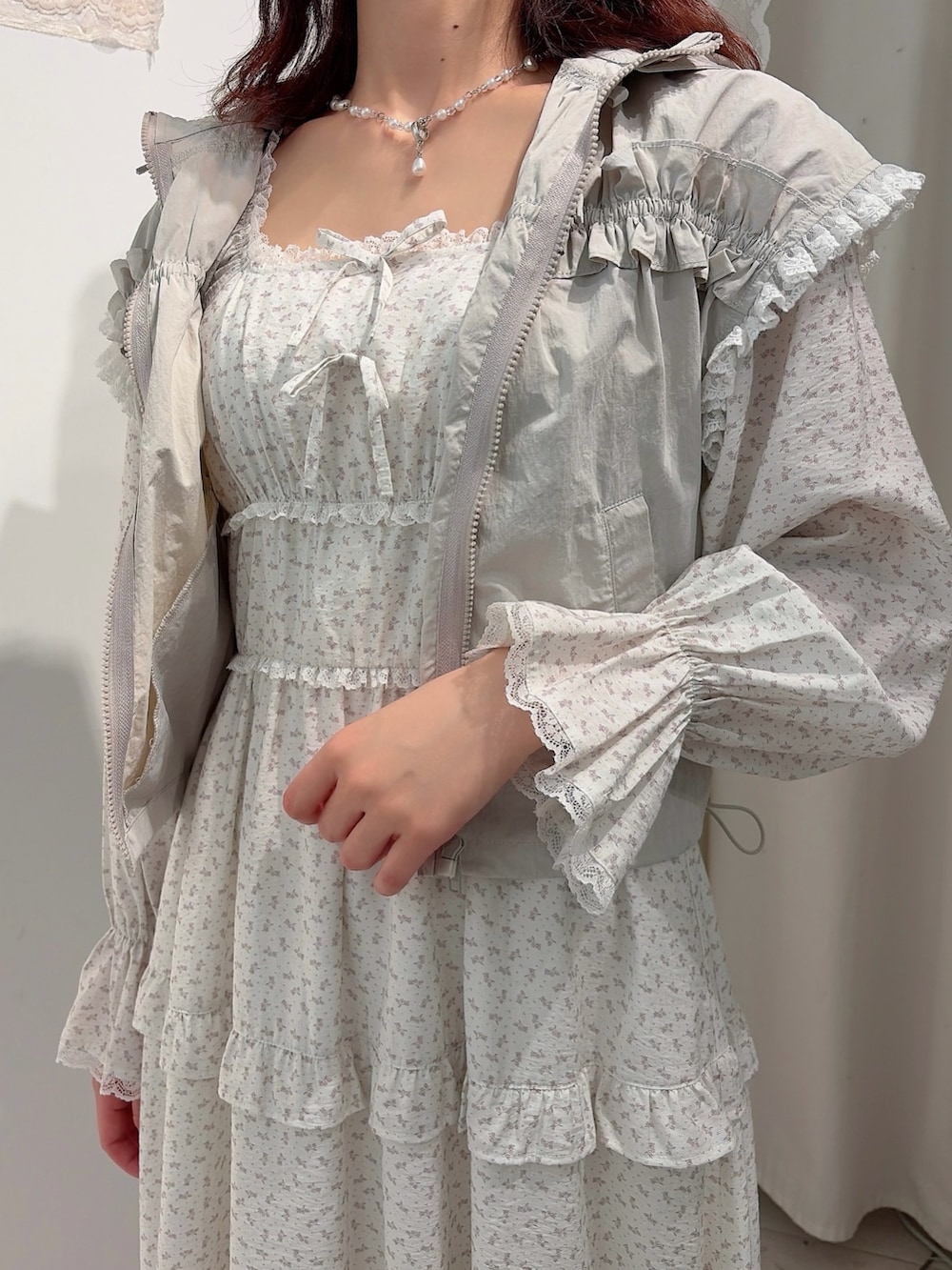 ホワイト系のベスト、ホワイト系のワンピース、ホワイト系のその他パンツを着用したレディースの冬コーディネートの5枚目の写真