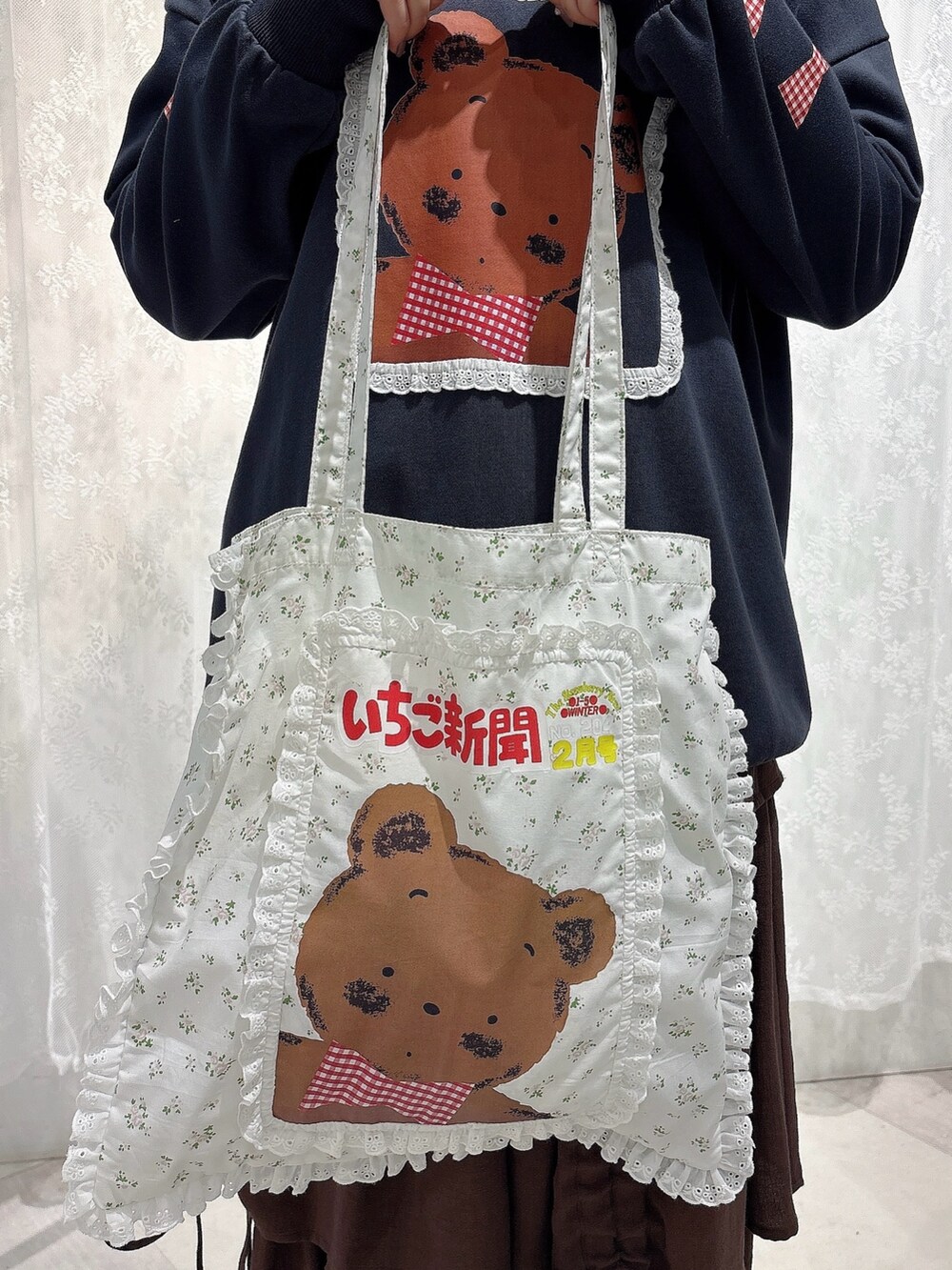 グレー系のスウェット、ブラウン系のトートバッグ、ブラウン系のスカートを着用したレディースの秋コーディネートの8枚目の写真