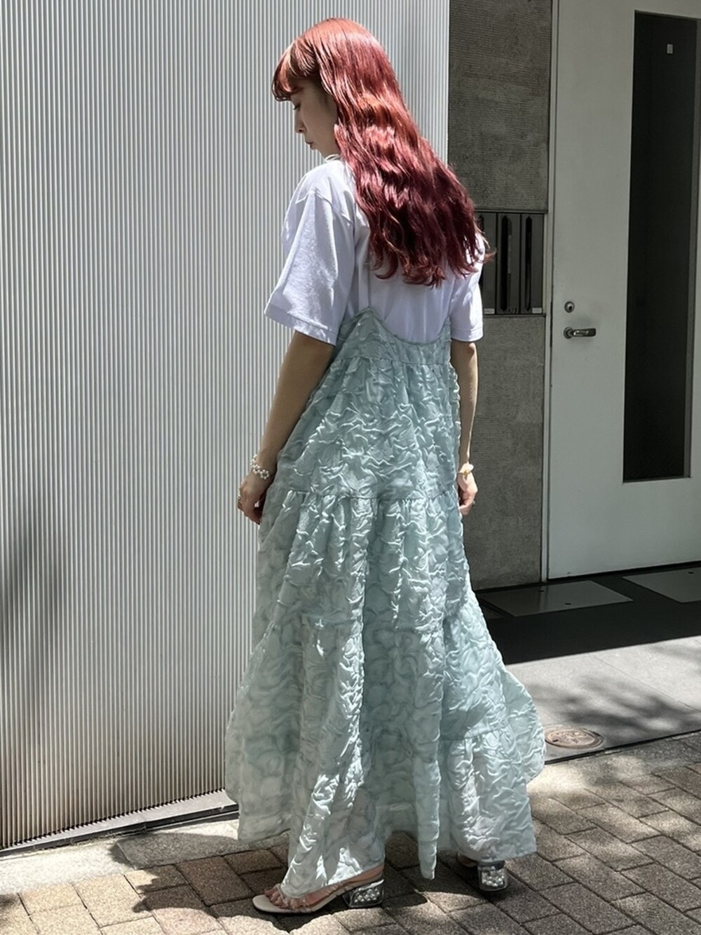 ベージュ系のサンダル、ブルー系のワンピース、ホワイト系のTシャツ/カットソーを着用したレディースの夏コーディネートの2枚目の写真