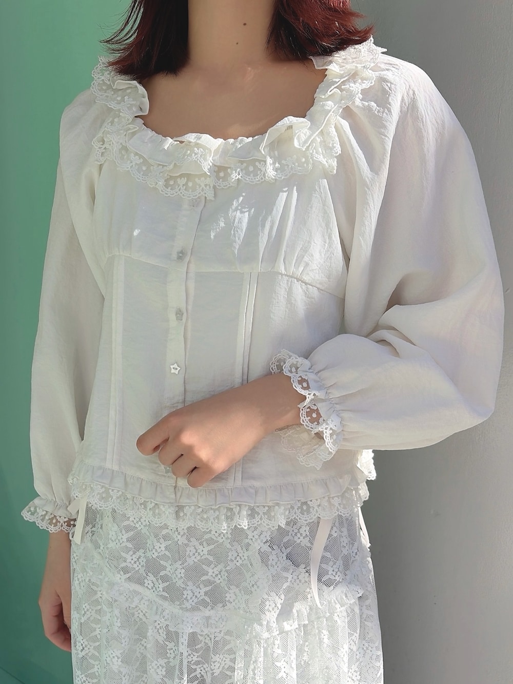 ホワイト系のシャツ/ブラウス、ピンク系のスカート、グレー系のスウェットパンツを着用したレディースの冬コーディネートの5枚目の写真