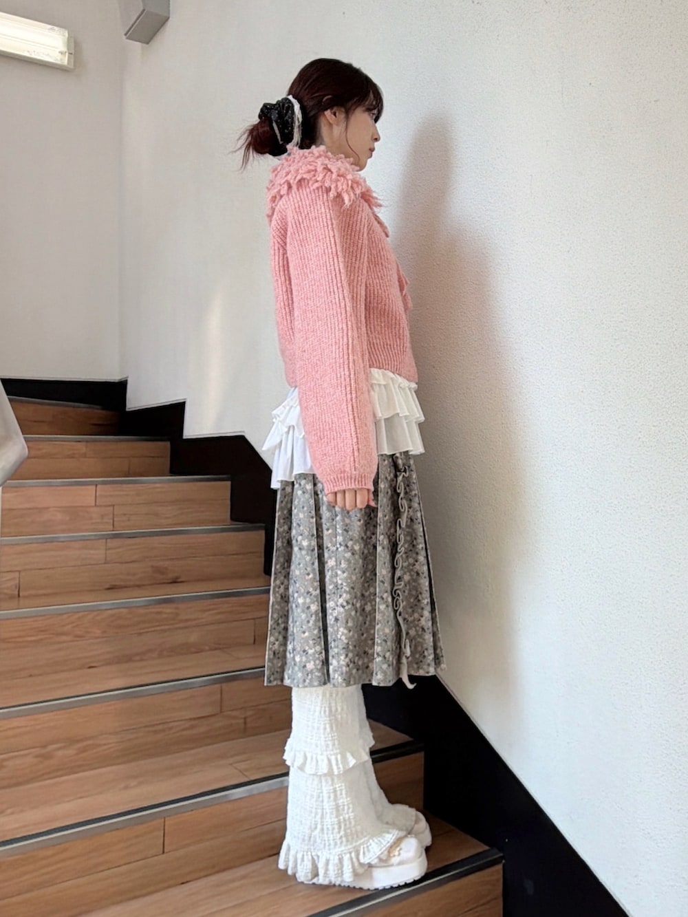 ピンク系のカーディガン/ボレロ、ホワイト系のTシャツ/カットソー、グレー系のスカートを着用したレディースの夏コーディネートの2枚目の写真