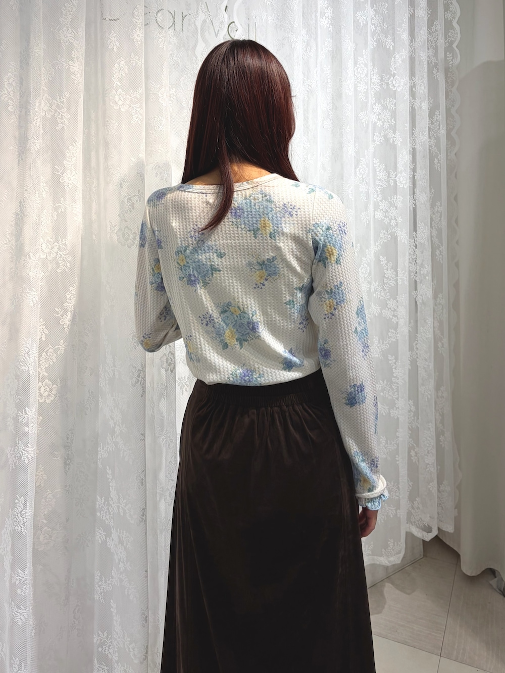 ブルー系のTシャツ/カットソー、グリーン系のショルダーバッグ、ブラウン系のスカートを着用したレディースの夏コーディネートの4枚目の写真