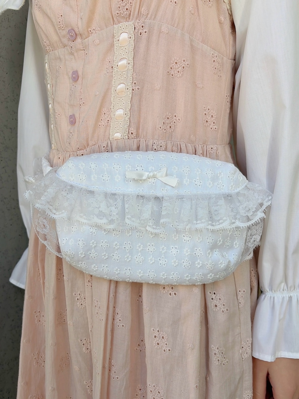 ホワイト系のシャツ/ブラウス、ピンク系のワンピース、ホワイト系のボディバッグ/ウエストポーチを着用したレディースの冬コーディネートの7枚目の写真