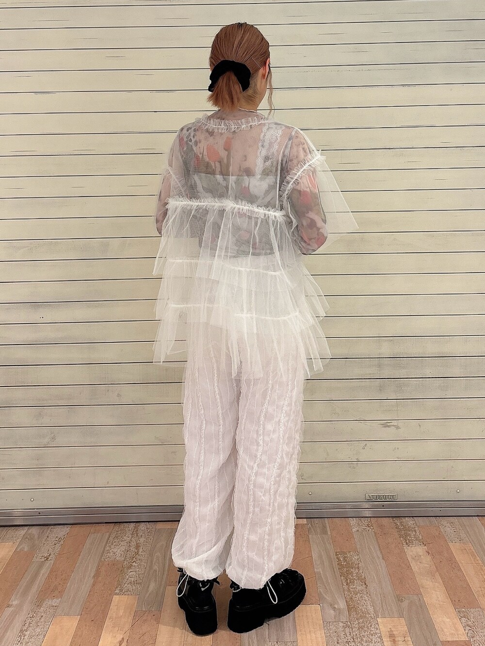 ホワイト系のTシャツ/カットソー、ホワイト系のTシャツ/カットソー、ホワイト系のカーゴパンツを着用したレディースの夏コーディネートの2枚目の写真