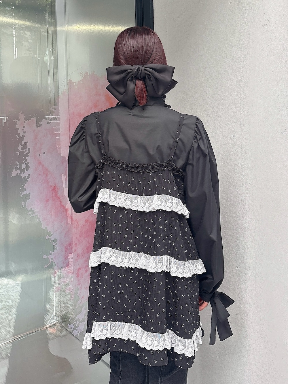 ブラック系のチュニック、ブラック系のシャツ/ブラウス、ブラック系のデニムパンツを着用したレディースの夏コーディネートの4枚目の写真