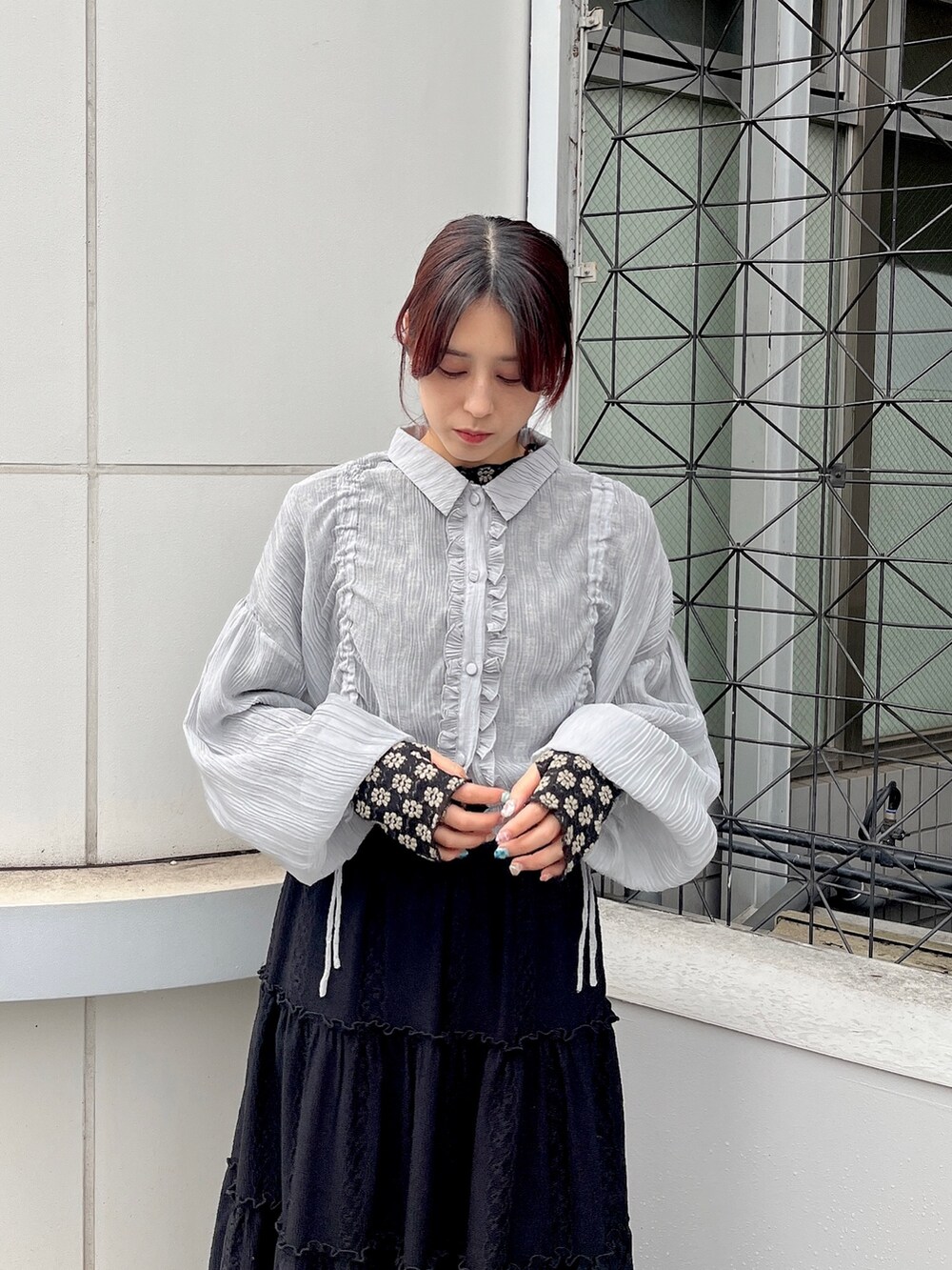 ブラック系のTシャツ/カットソー、その他のパンプス、ブラック系のスカートを着用したレディースの春コーディネートの2枚目の写真