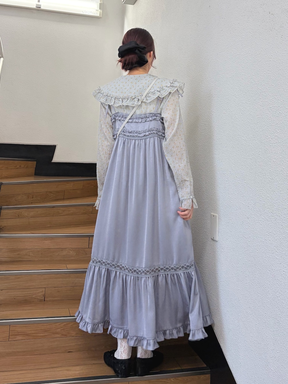 ブルー系のシャツ/ブラウス、ブルー系のワンピース、ホワイト系のハンドバッグを着用したレディースの夏コーディネートの2枚目の写真