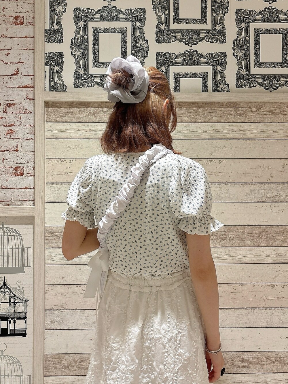 ブルー系のTシャツ/カットソー、ホワイト系のスカート、ブルー系のサンダルを着用したレディースの夏コーディネートの4枚目の写真