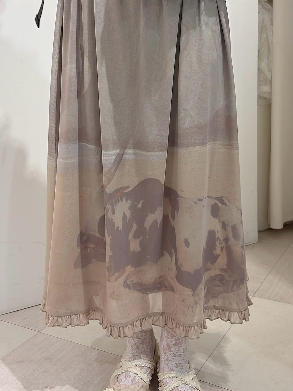 ブラック系のカーディガン/ボレロ、グレー系のスカート、ホワイト系のバレエシューズを着用したレディースの春コーディネートの7枚目の写真