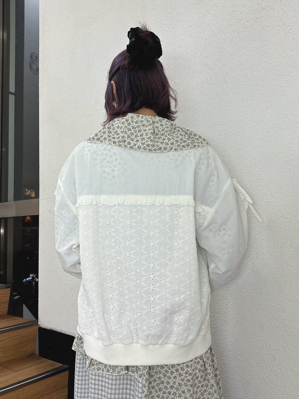ブルー系のワンピース、ホワイト系のブルゾン、ピンク系のパンプスを着用したレディースの冬コーディネートの3枚目の写真