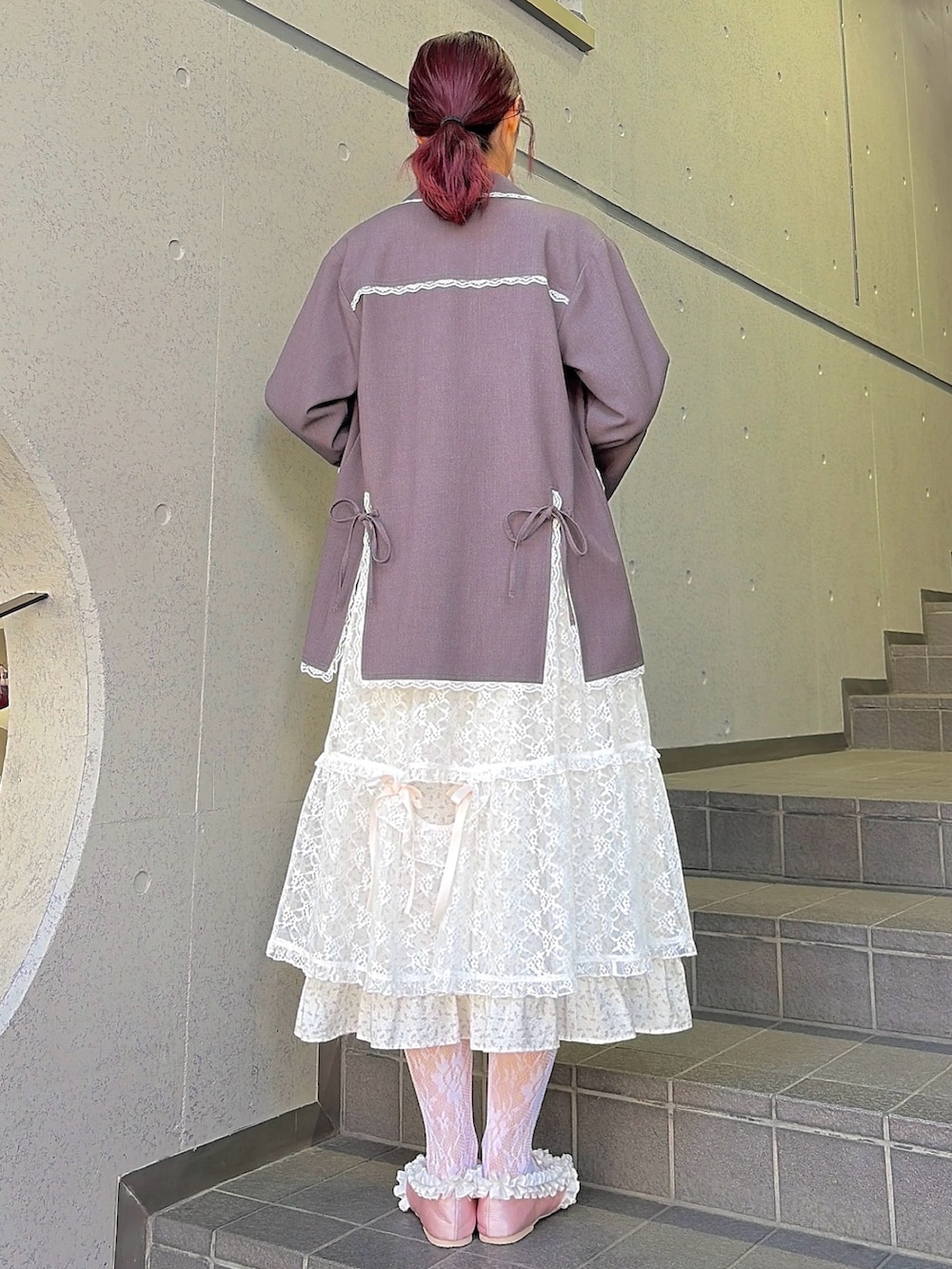 グレー系のテーラードジャケット、ホワイト系のワンピース、ホワイト系のスカートを着用したレディースの冬コーディネートの2枚目の写真