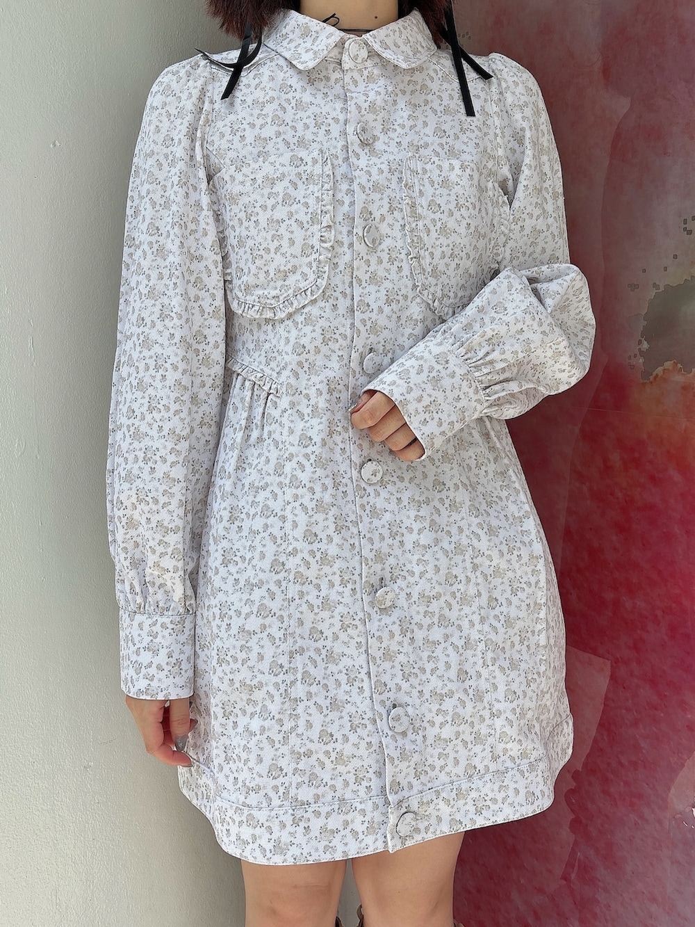 ホワイト系のワンピース、ピンク系のブーツを着用したレディースの春コーディネートの5枚目の写真